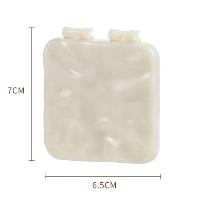 Miroir de maquillage carré pliable blanc avec poignée, montré sur fond blanc.