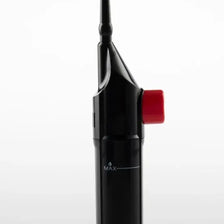 Irrigador dental manual portátil negro con gatillo rojo y boquilla larga y delgada.