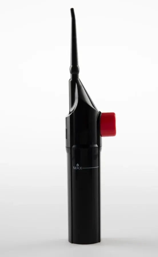 Irrigateur dentaire manuel portable noir avec déclencheur rouge et une buse longue et fine.