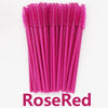 Un paquete de pinceles desechables para pestañas de color rosa brillante.