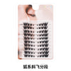 Un plateau en plastique transparent contenant plusieurs paires de faux cils pour extensions individuelles DIY.