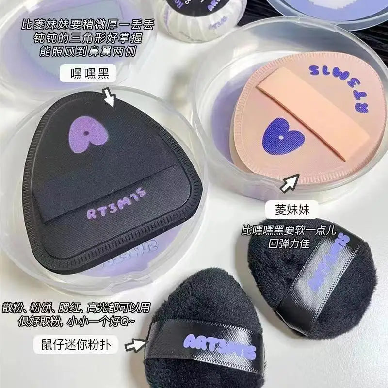 Poudres cosmétiques de différentes couleurs et textures, y compris du noir, rose et violet avec perlés