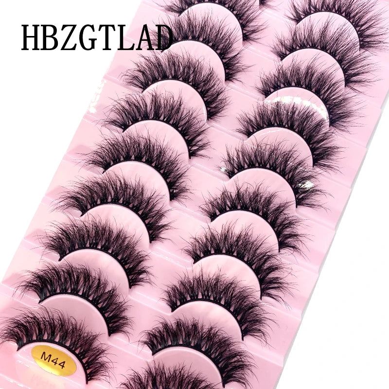 Un plateau d'extensions de faux cils mink roses en 3D avec divers styles de cils.