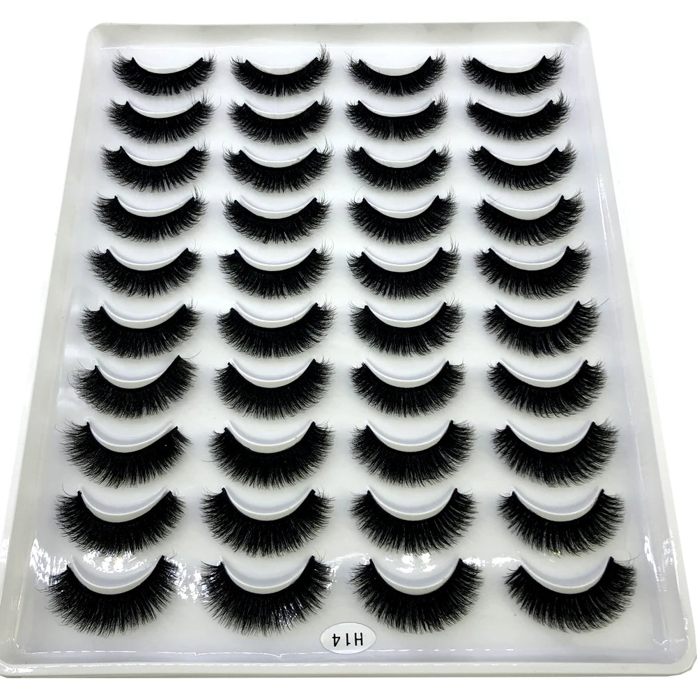 Plateau en plastique contenant un ensemble de faux cils de renard naturels pour usage cosmétique.