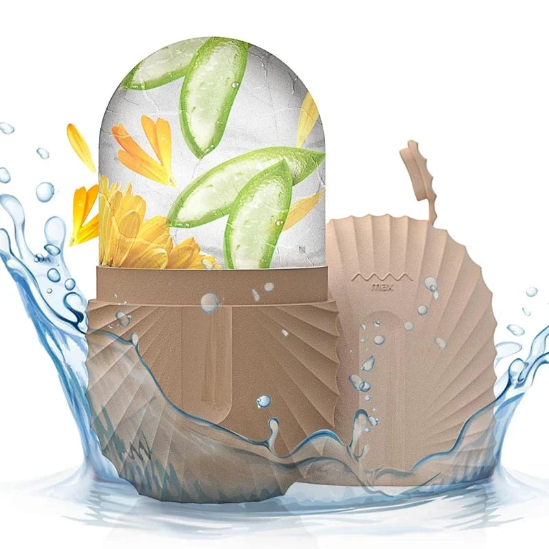 Silikon-Gesichtsrolle in brauner Pappverpackung umgeben von Wassertropfen