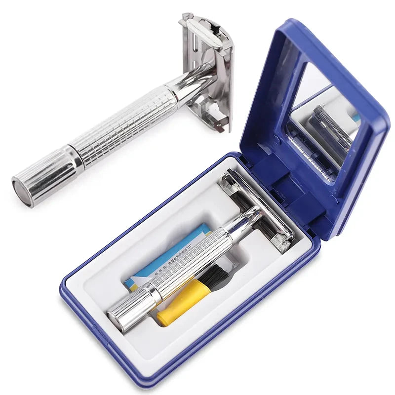 Navaja de afeitar plegable de acero inoxidable en estuche azul con mango plateado y hoja visible.