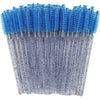 Un ensemble de pinceaux à cils jetables multicolores avec poils bleus et manches en plastique transparent.