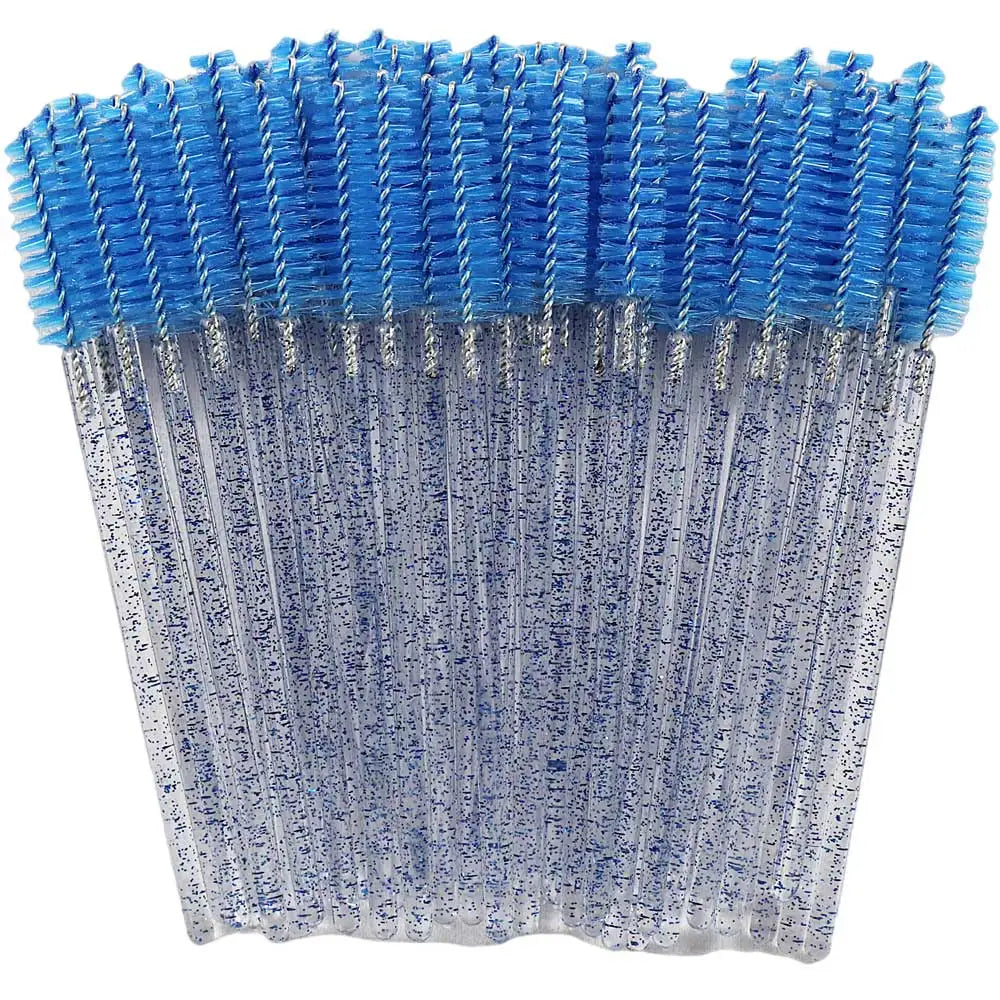 Un ensemble de pinceaux à cils jetables multicolores avec poils bleus et manches en plastique transparent.
