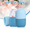 Un ensemble de rouleaux à glace en silicone bleus pour le contouring du visage et les massages des yeux, à côté de roses rose