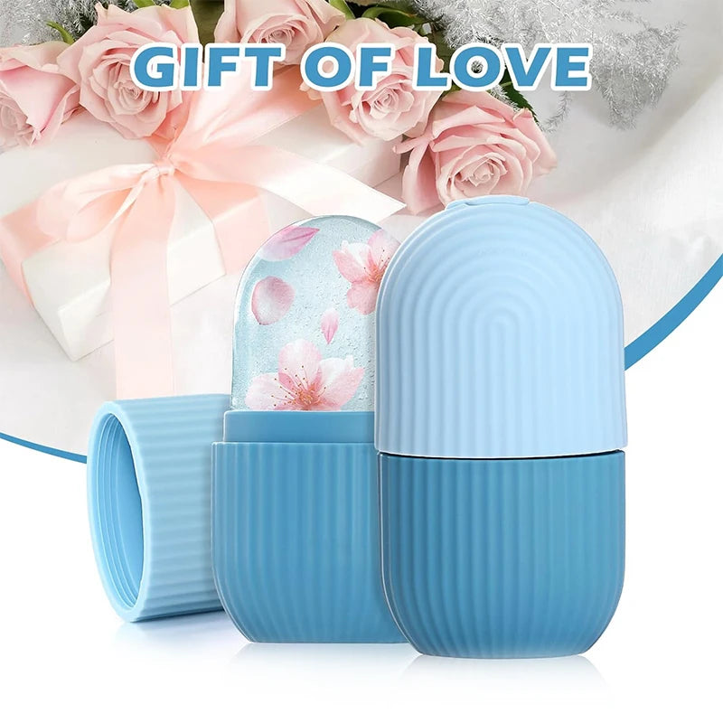 Un ensemble de rouleaux à glace en silicone bleus pour le contouring du visage et les massages des yeux, à côté de roses rose