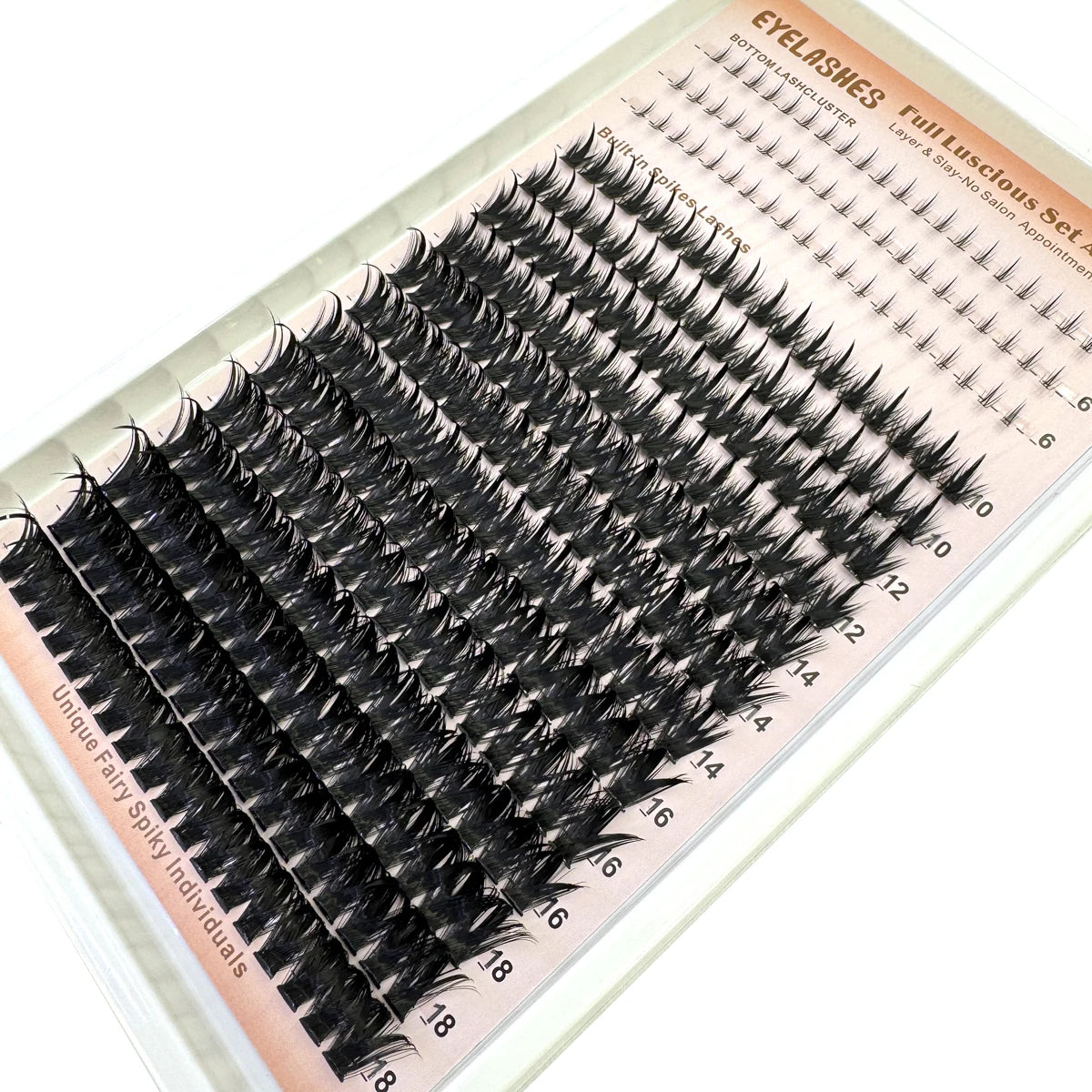 Una caja de extensiones de pestañas de anime finas y puntiagudas, mostrando varias longitudes y estilos de pestañas.