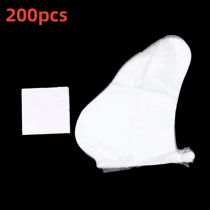 Chaussette hydratante à pieds jetable blanche sur fond noir.