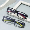 Un par de gafas deportivas para leer negras anti-luz azul con detalles azules y rojos sobre una superficie blanca.