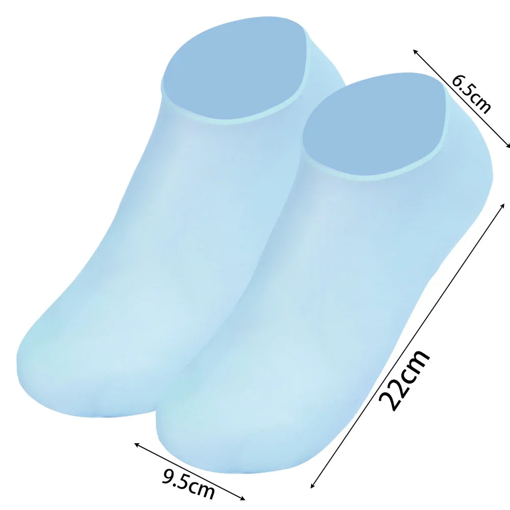 Hellblaue Silikon-Fußsocken zur Feuchtigkeitszufuhr, Maße 6,5 cm Höhe und 22 cm Länge.