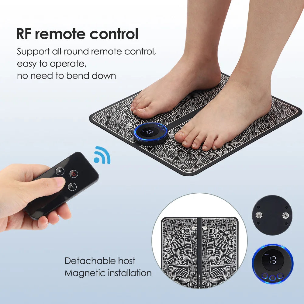 Fußmassager-Fernbedienung, die mit einer Hand gehalten wird und Füße zum Massieren auf der Apparatur platziert sind.