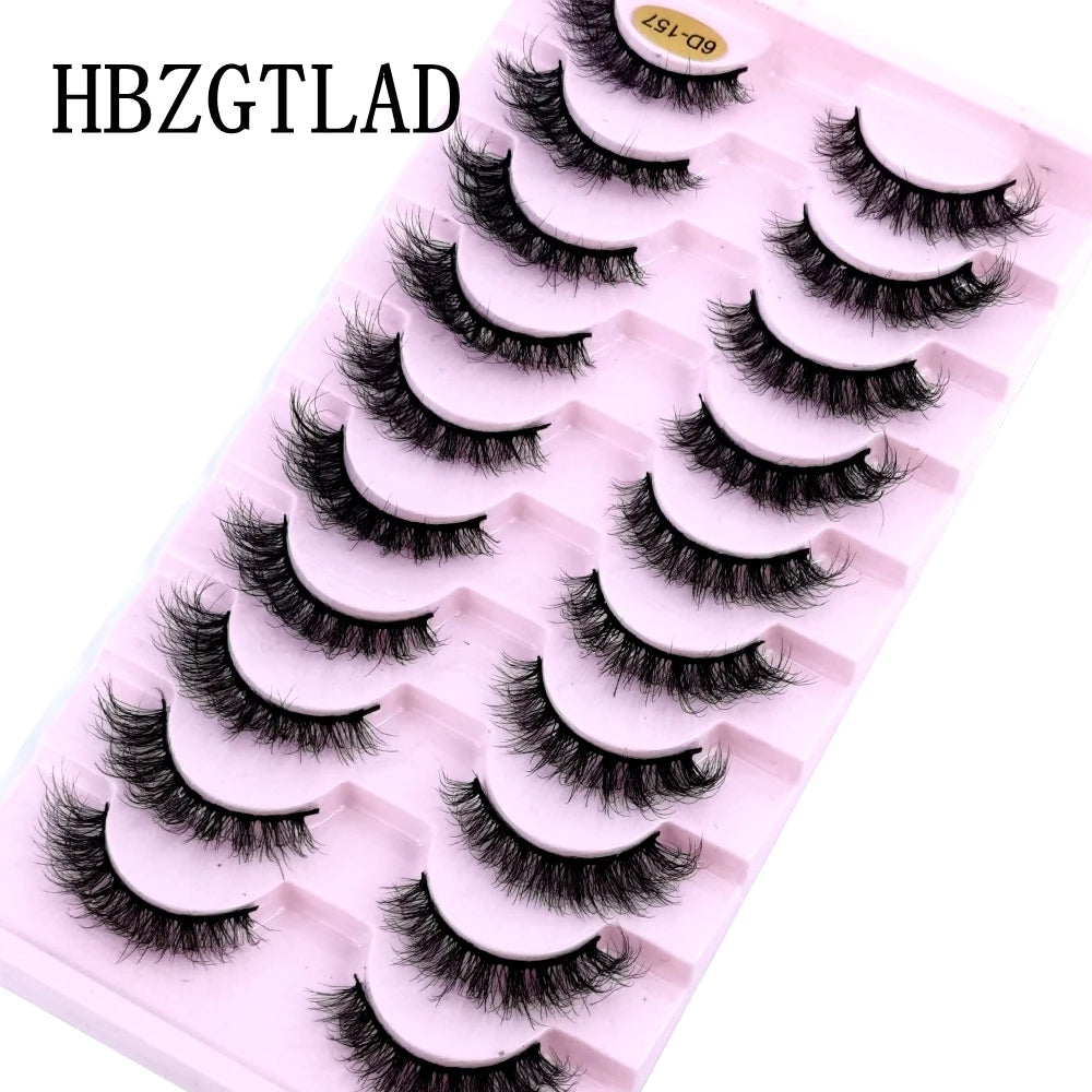 Plateau en plastique rose contenant un ensemble d'extensions de faux cils de renard noirs.