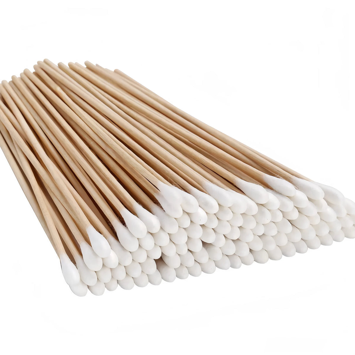 Un paquet de cotons-tiges réutilisables à manche en bois avec des extrémités en coton blanc.