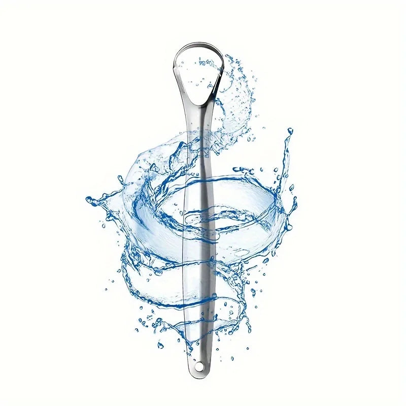 Un rasp de langue en acier inoxydable avec de l'eau qui éclabousse, démontrant son utilisation pour l'hygiène buccale.