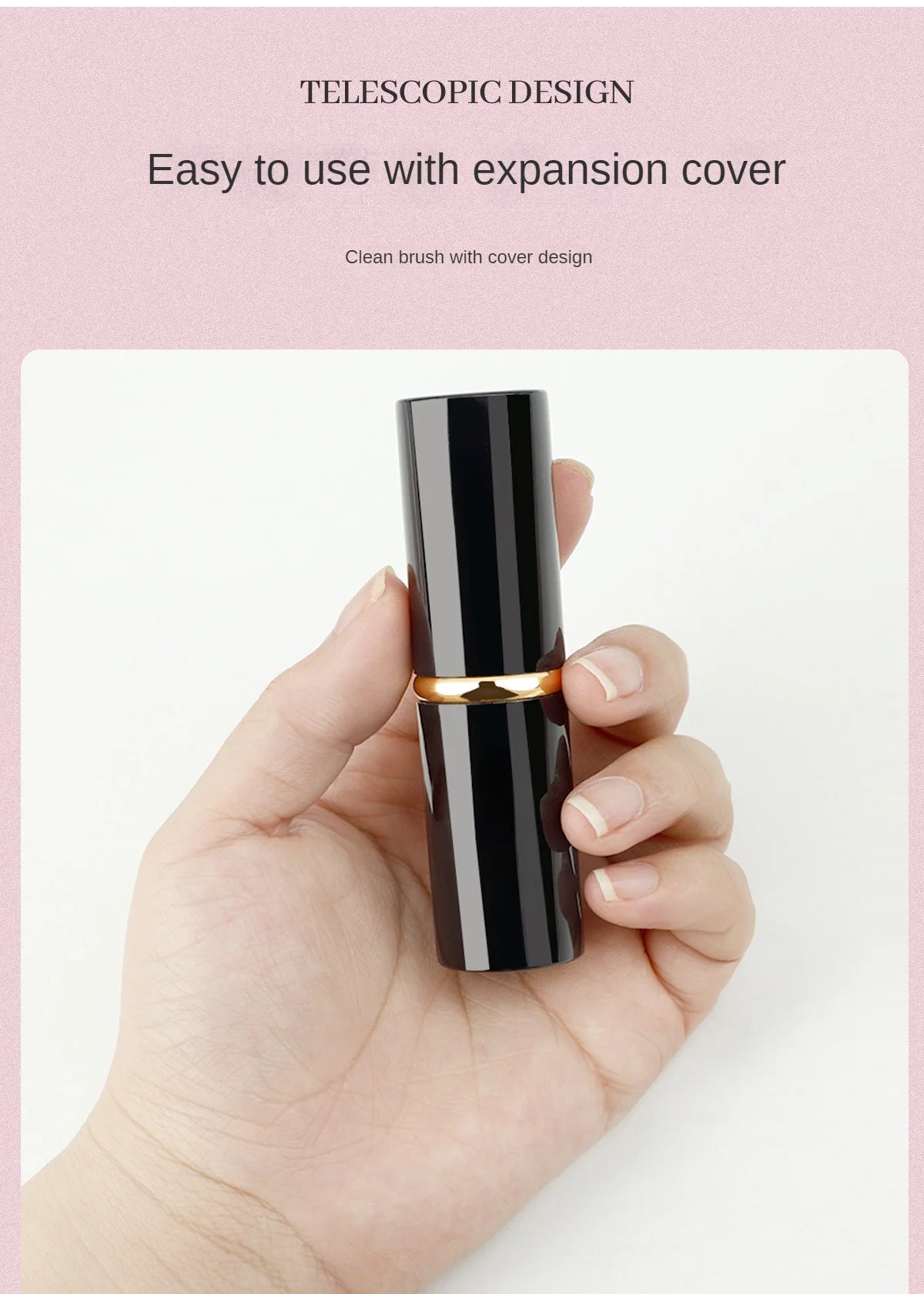 Une main tient un pinceau cosmétique noir avec une touche d'or, montrant sa conception télescopique.
