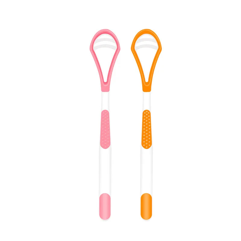 Une paire de nettoyants pour la langue en silicone, un rose et un orange, sur fond blanc.