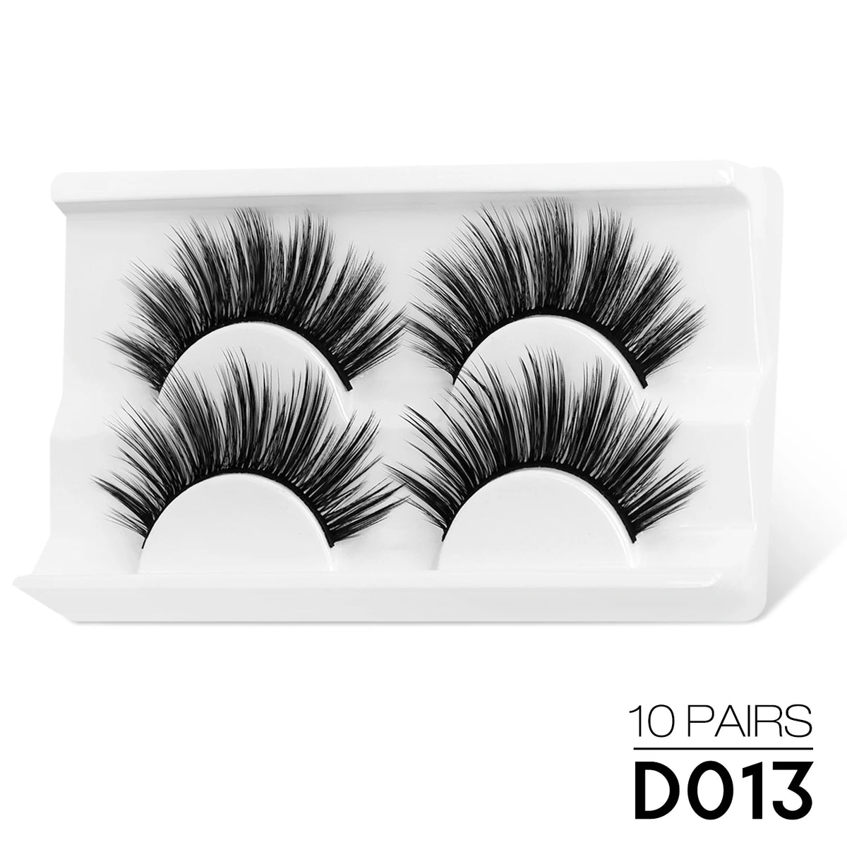 Plateau en plastique blanc contenant dix paires d'extensions de cils naturels noirs et fins, étiquetées D013