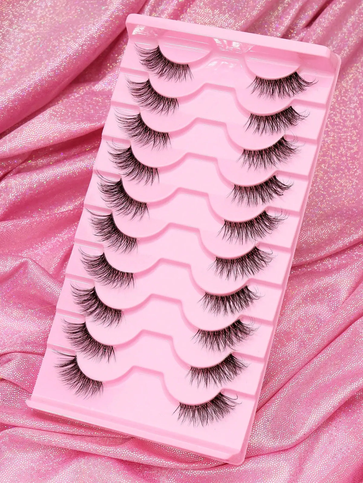 Rosa Plastik-Lash-Tray mit mehreren Paar dramatischer Mink-Falschelashs.