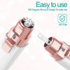 Primer plano de un afeitador eléctrico para cejas rosa y epilador con protector de seguridad.