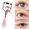 Un recourbe-cils rose professionnel avec une peigne métallique, montré avec des gros plans de son utilisation sur un œil.