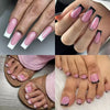 Primer plano de manos mostrando diversas prensas francesas cuadradas reutilizables en tonos rosa y blanco.