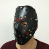 Un masque de hockey noir avec de nombreux trous et un motif chevron rouge porté par une personne.