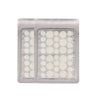 Un emballage en plastique transparent contenant plusieurs patchs hydrocolloïdes pour traiter les boutons.