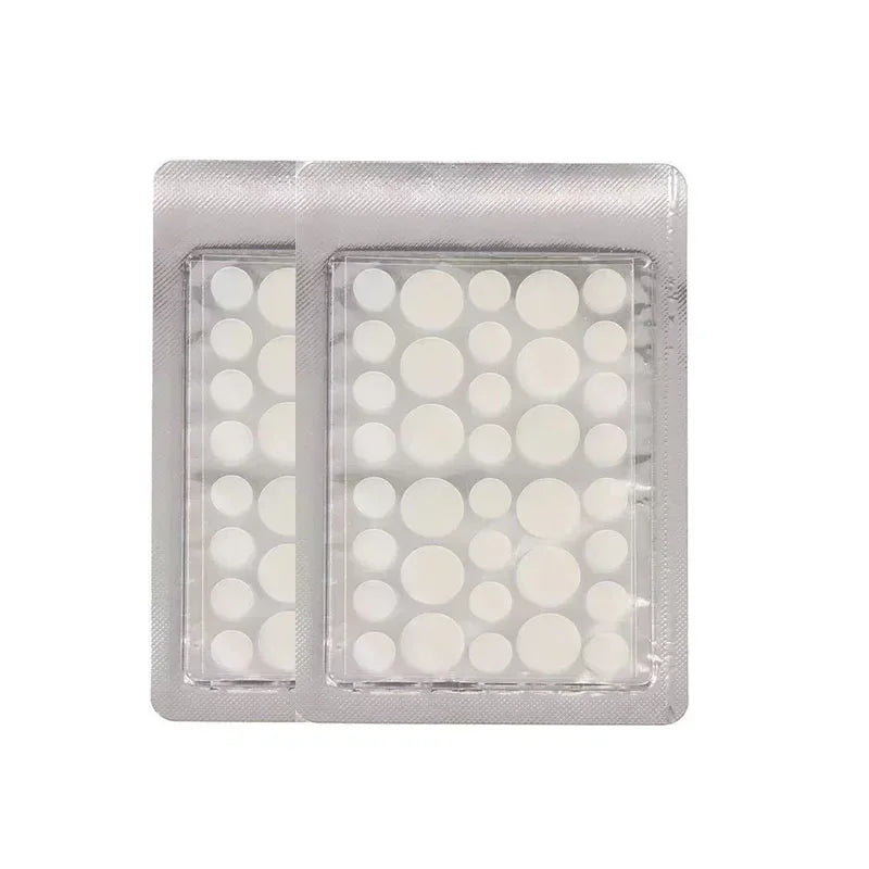 Un emballage en plastique transparent contenant plusieurs patchs hydrocolloïdes pour traiter les boutons.