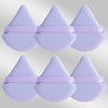 Un set de six éponges de maquillage triangulaires lavande avec des élastiques roses.