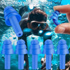 Una mano sostiene tapones para los oídos de silicona azules junto a una persona nadando bajo el agua.