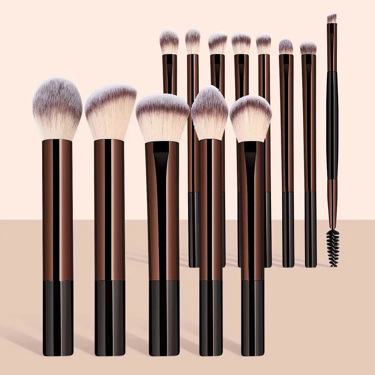 Un juego de doce brochas de maquillaje profesionales en varios tamaños y tonos, mostradas verticalmente.