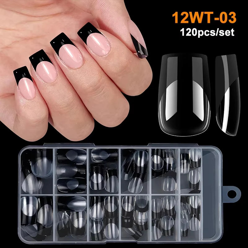 Une main présente des pointes d'ongles en acrylique noir et blanc, avec un ensemble de 12 pièces à côté d'une boîte de rangem