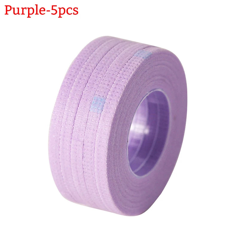 Un rollo de cinta para extensiones de pestañas morada, mostrando la textura y el color.