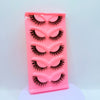 Un étui en plastique rose contenant cinq paires de faux cils dramatiques.