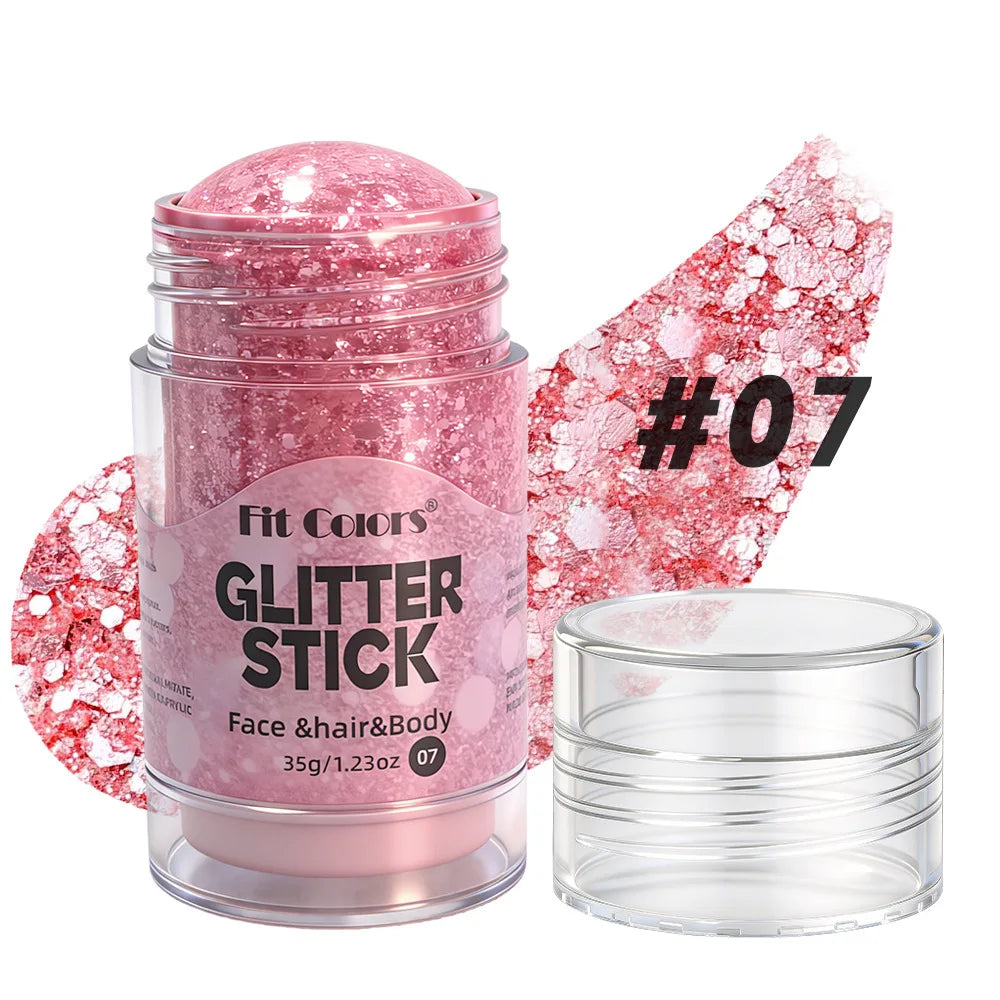 Un pot en verre de Fit Colors Glitter Stick rose, à côté d'un récipient en verre transparent.