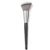 Pinceau de maquillage pour fond de teint liquide argent et noir anglé avec une pointe de poils synthétiques denses