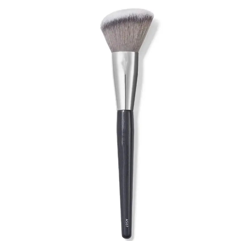 Pinceau de maquillage pour fond de teint liquide argent et noir anglé avec une pointe de poils synthétiques denses