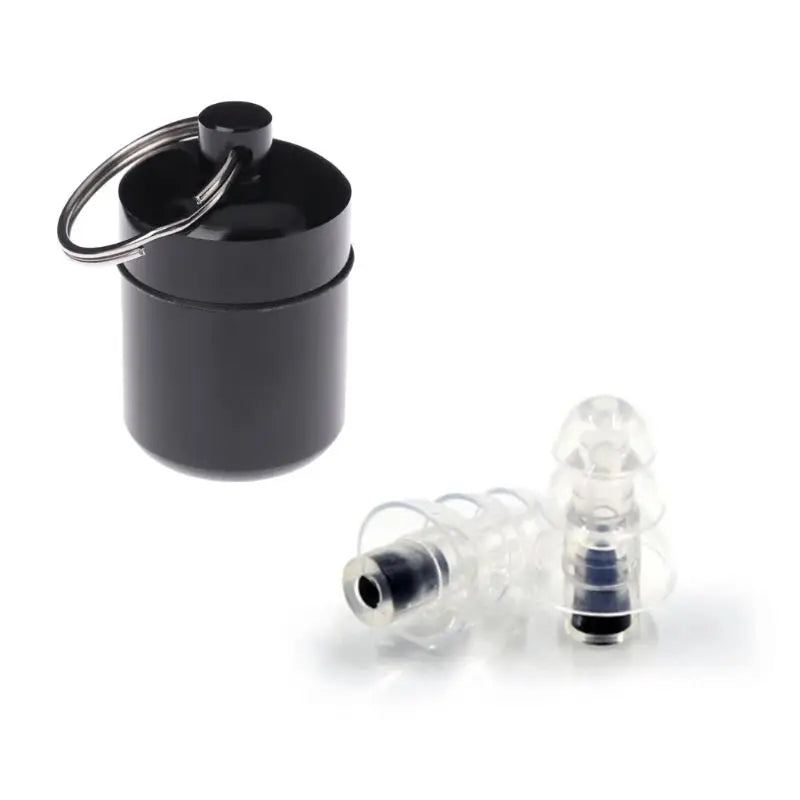 Un bouchon d'oreille en silicone noir avec une boucle métallique à côté d'un bouchon transparent en silicone.