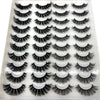 Un plateau de faux cils de renard noirs en 3D de diverses formes et longueurs.