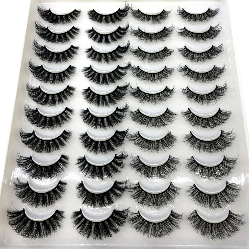Un plateau de faux cils de renard noirs en 3D de diverses formes et longueurs.