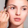 Una mujer usa un recortador eléctrico de cejas y afeitadora de labios en su párpado superior.