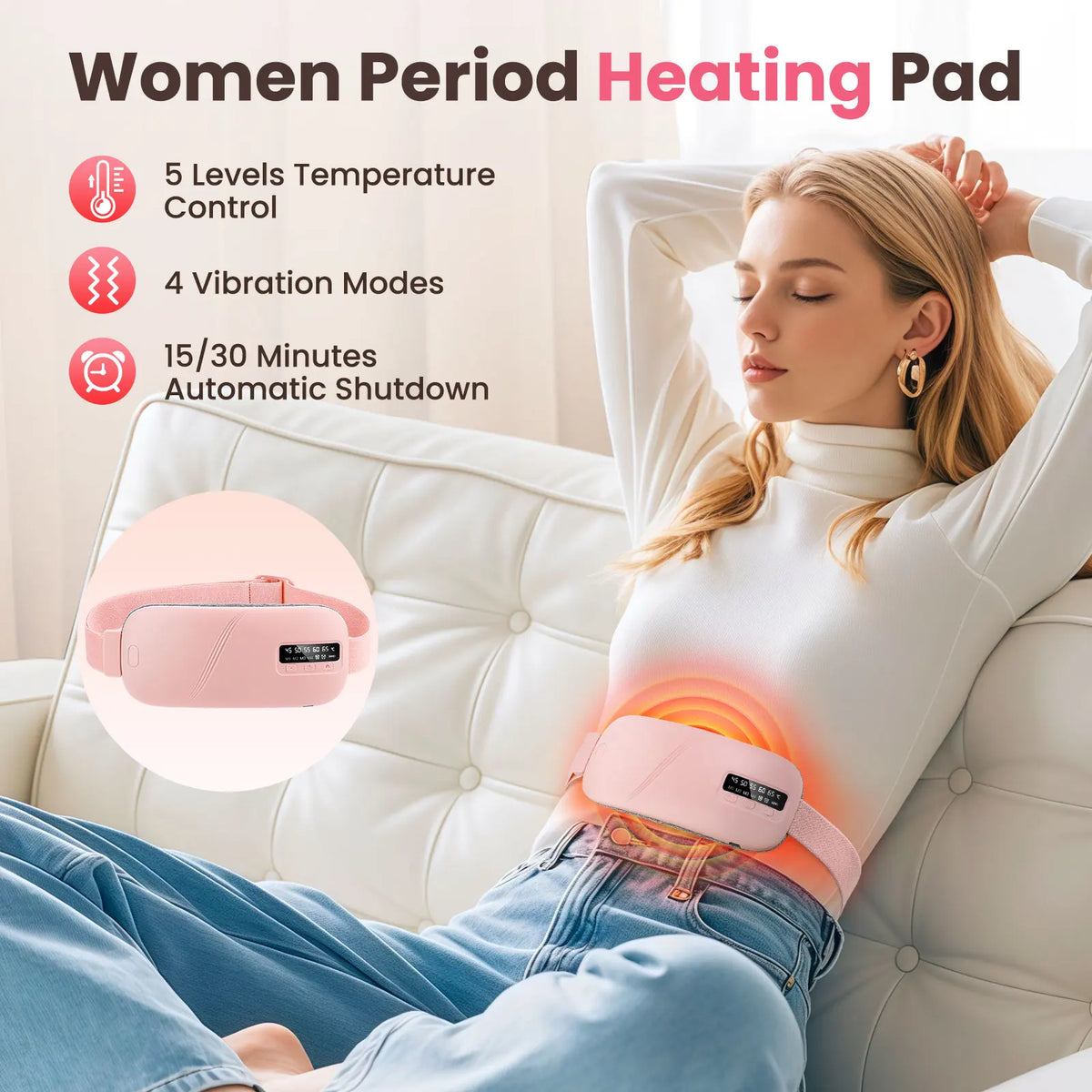 Eine Frau benutzt eine rosa Heizkuppellinie auf ihrem Bauch, während sie auf einem Sofa entspannt.