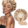 Una mujer modela un gorro de cabello satinado de doble capa y un pañuelo a juego en color beige.