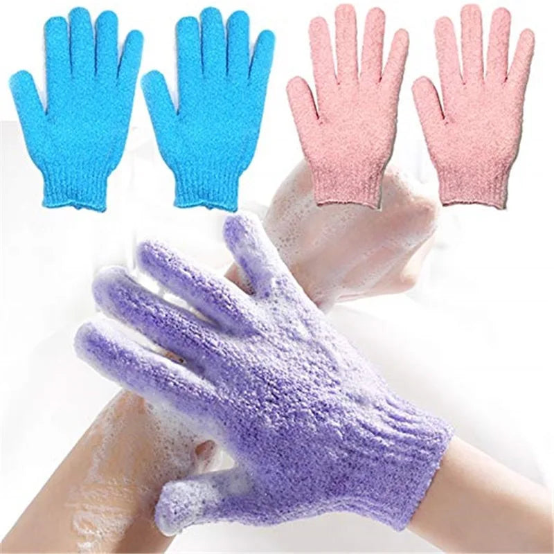 Un set de gants exfoliants pour le corps réversibles, bleus, roses et violets, sur une main.