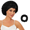 Una mujer con un gorro de satén negro de doble capa y una blusa blanca, junto a una goma para el pelo negra separada.