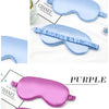 Un set de masques de sommeil en soie imitation bleu clair et violet, avec des bords froncés.